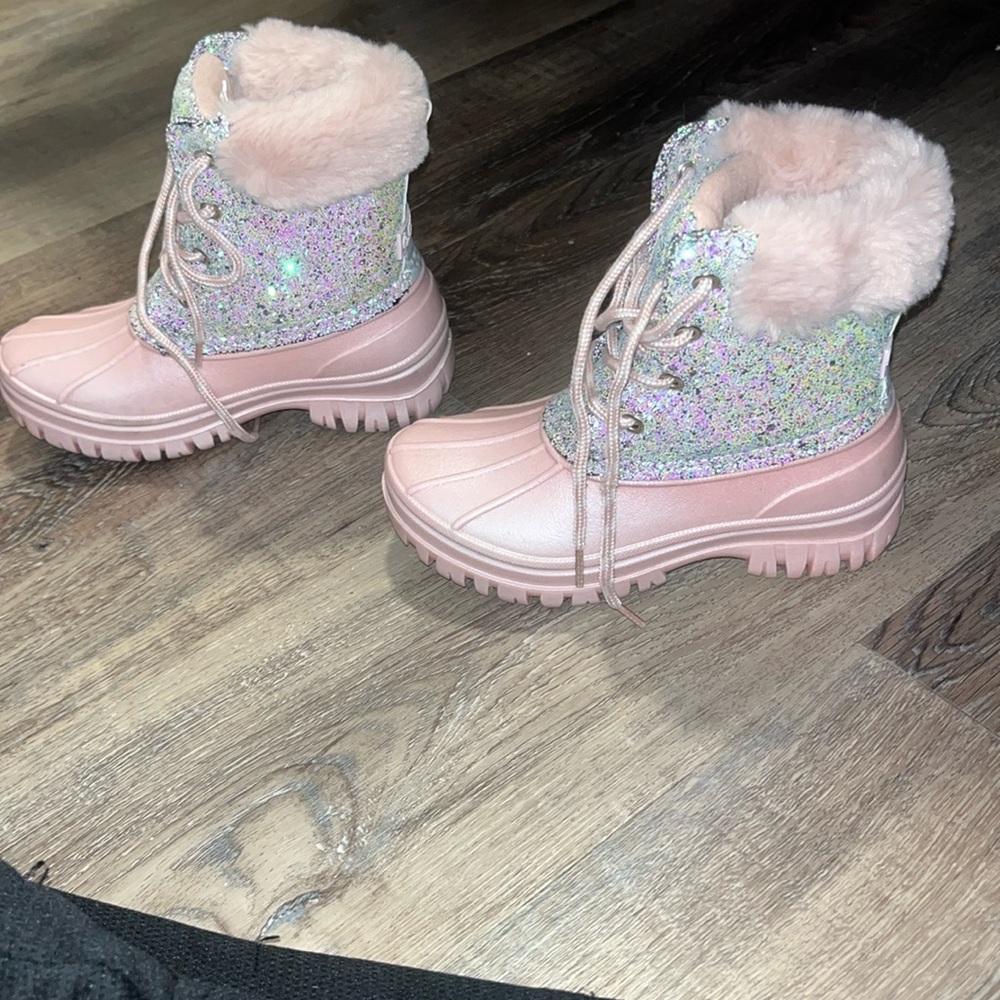 brand new girls Magellan snow boots with fur. Size 13
